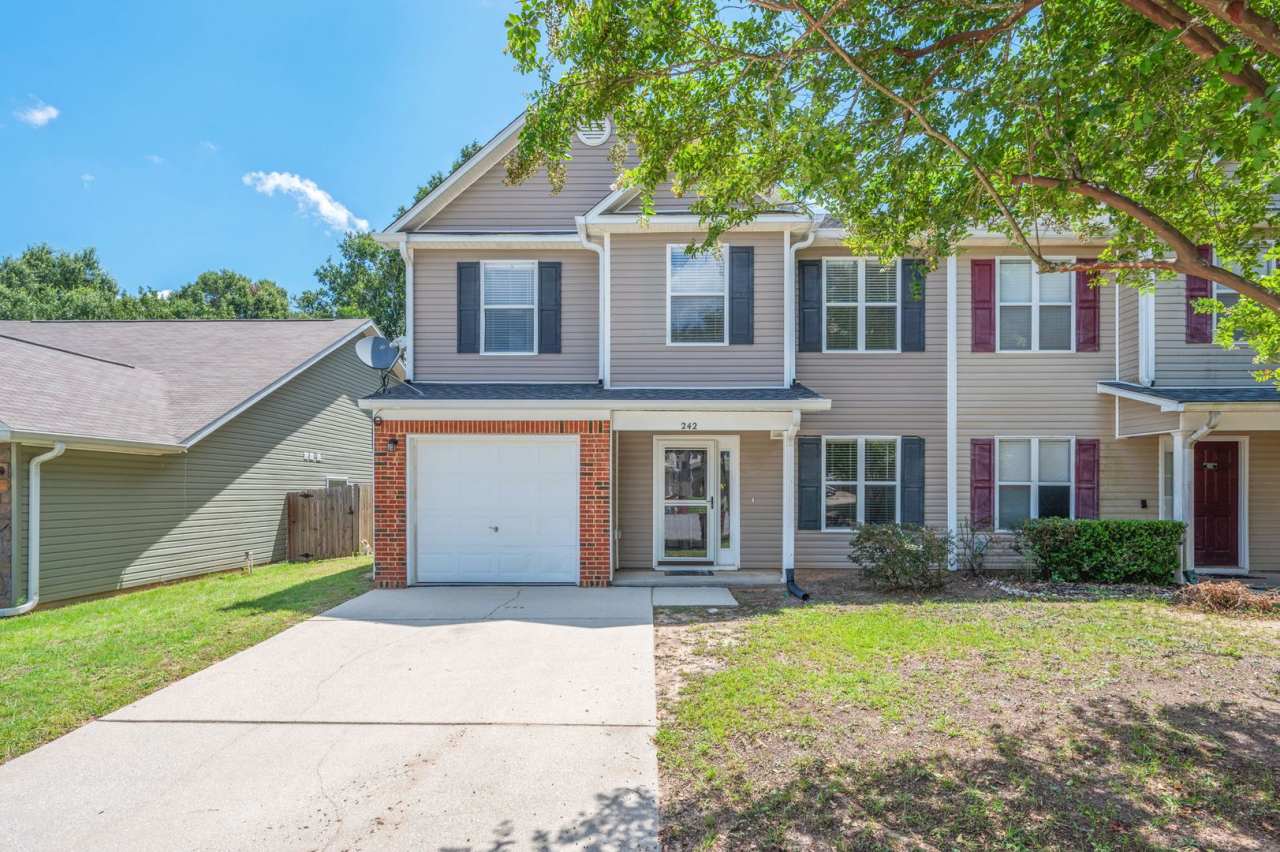Spacious 5-Bedroom Townhome in Crestview with Private Backyard