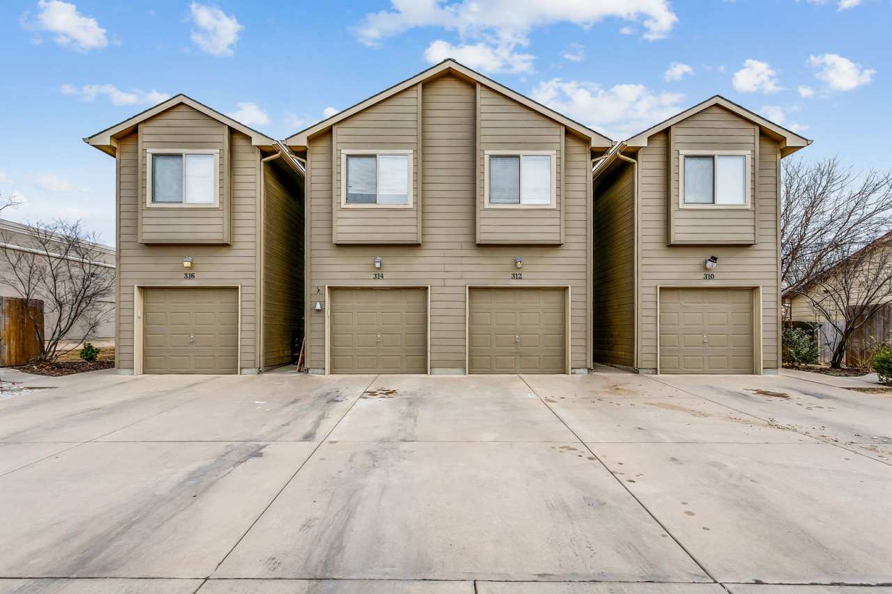 Spacious 3 bedroom 2.5 bath townhouse in Derby available NOW!