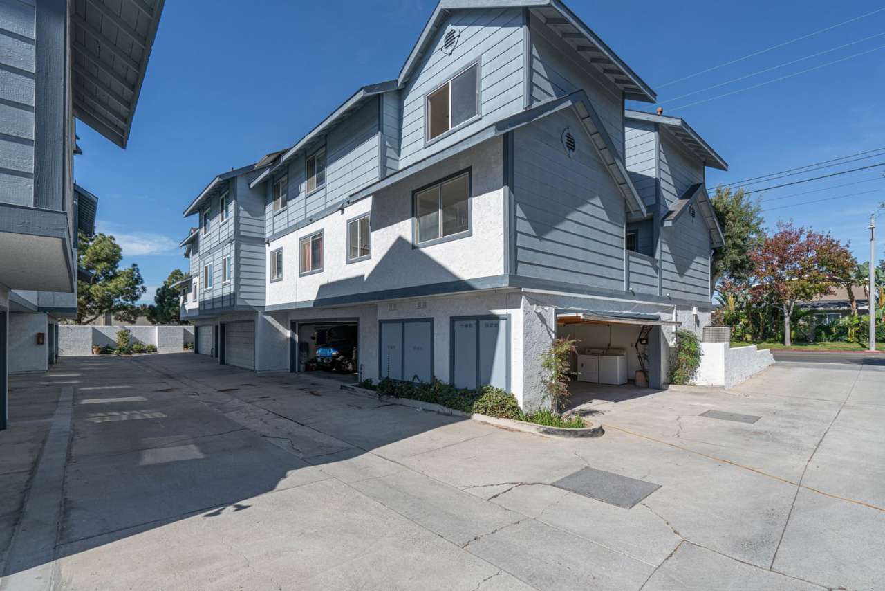 Costa Mesa Townhome | 2BR, 2.5BA | Minutes to the Coast | *FREE ½ MONTHS RENT UPON MOVE IN*
