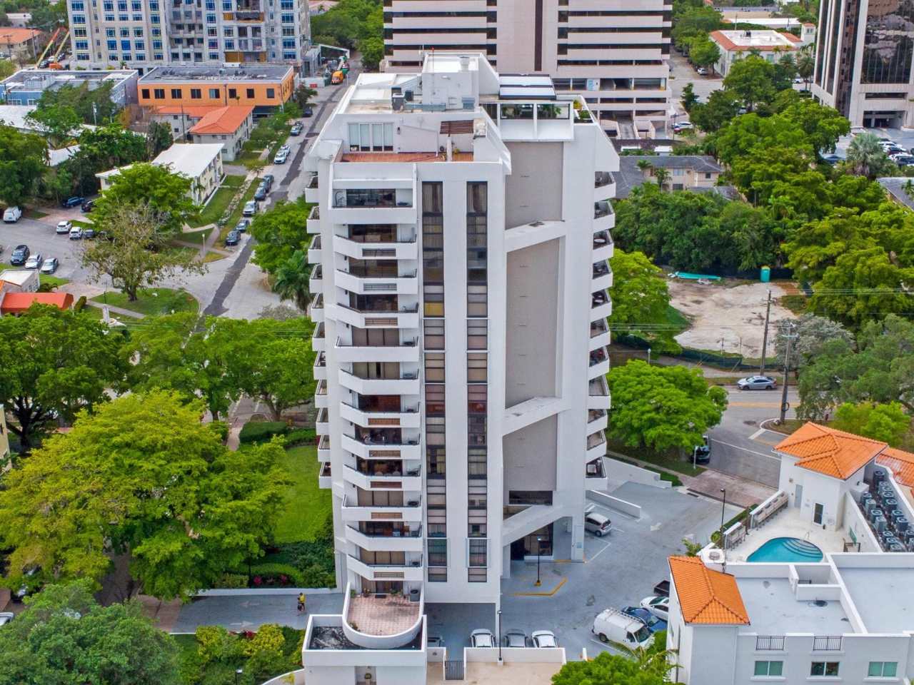 911 E Ponce De Leon Boulevard Sunny