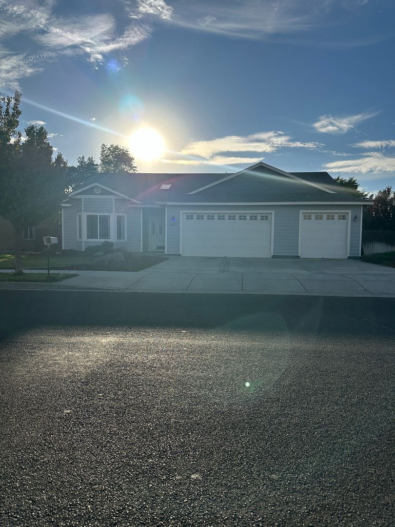 4 bed 2 bath Single Level Home!