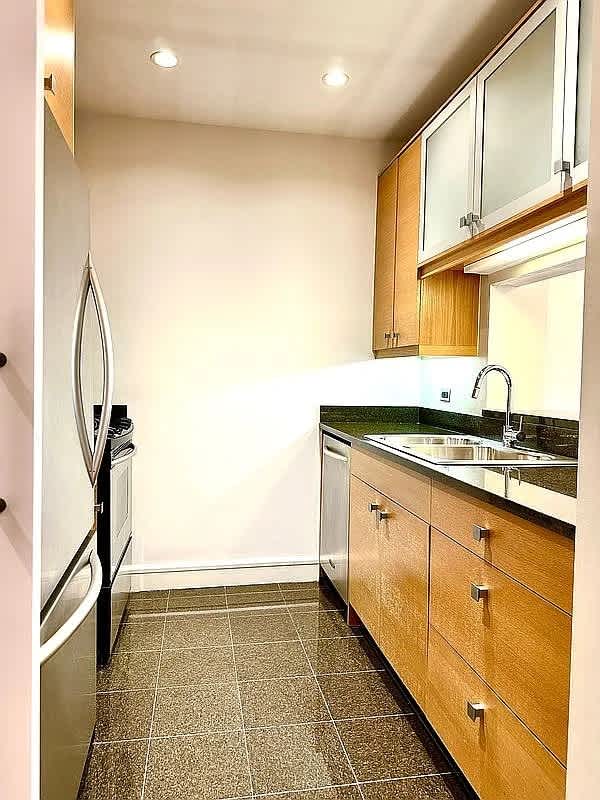 120 Riverside Blvd # 4K