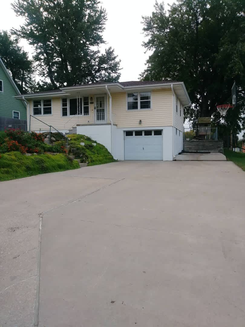 Beautiful 3 bed 1 bath house, over sized driveway, garage and fenced in back yard $1795