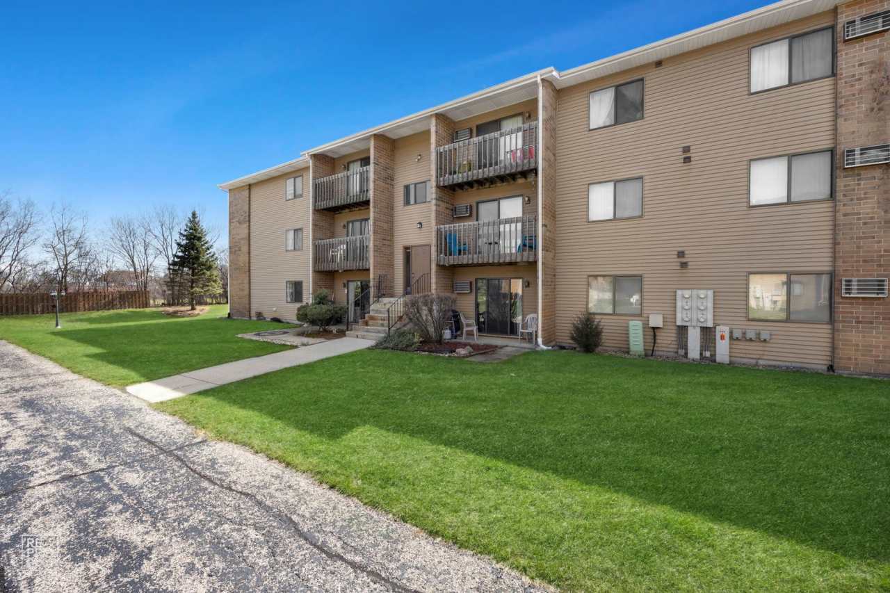 Gorgeous 2 Bedroom Condo located in Crystal Lake!