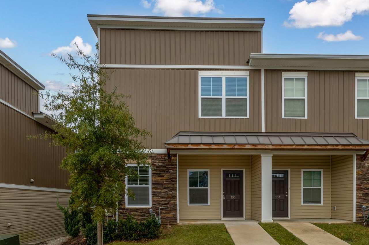 TRENDY TOWNHOME IN HARBISON GROVE