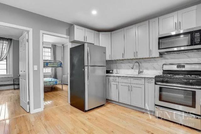 33 North OXFORD Street