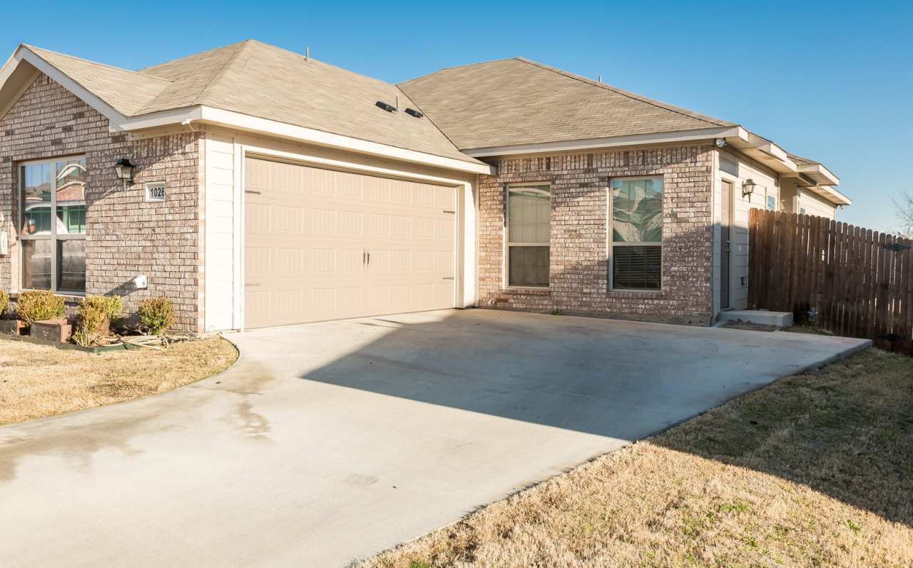 Great 3 bed/2 bath Home Backing onto Holland Park Recreation Area/Trail!!