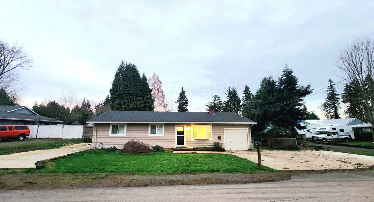 Remodeled 3 bedroom Ranch Style Milwaukie Home With SS Appliances, Fenced Backyard, Garage,  Extra Parking