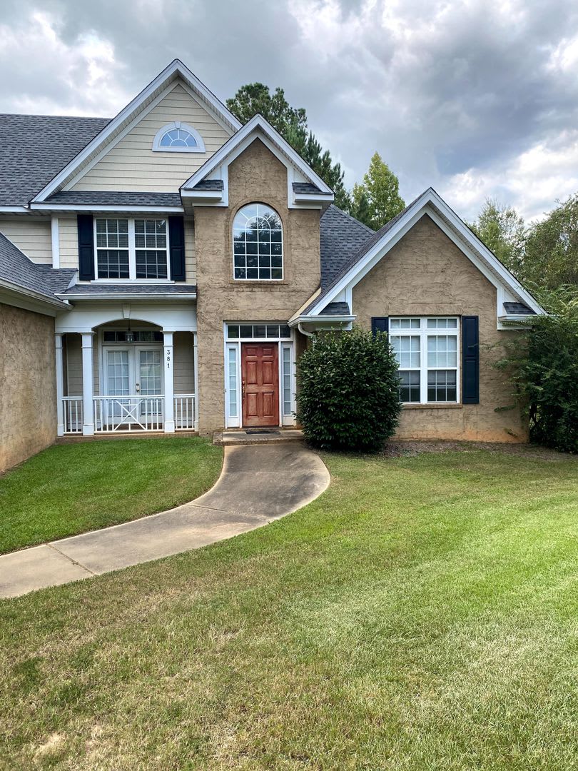 Large Home Settled on Culd-e-sac