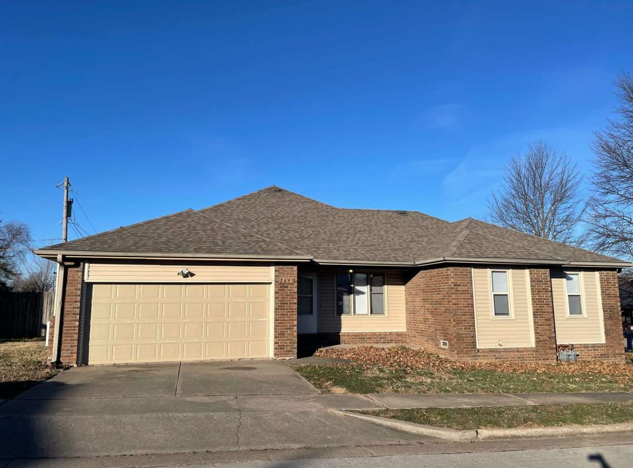 Southern Hills 3 Bedroom 2 Bath Duplex-New carpet and new flooring in the bathrooms