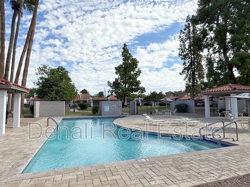 6533 N. Maryland Circle