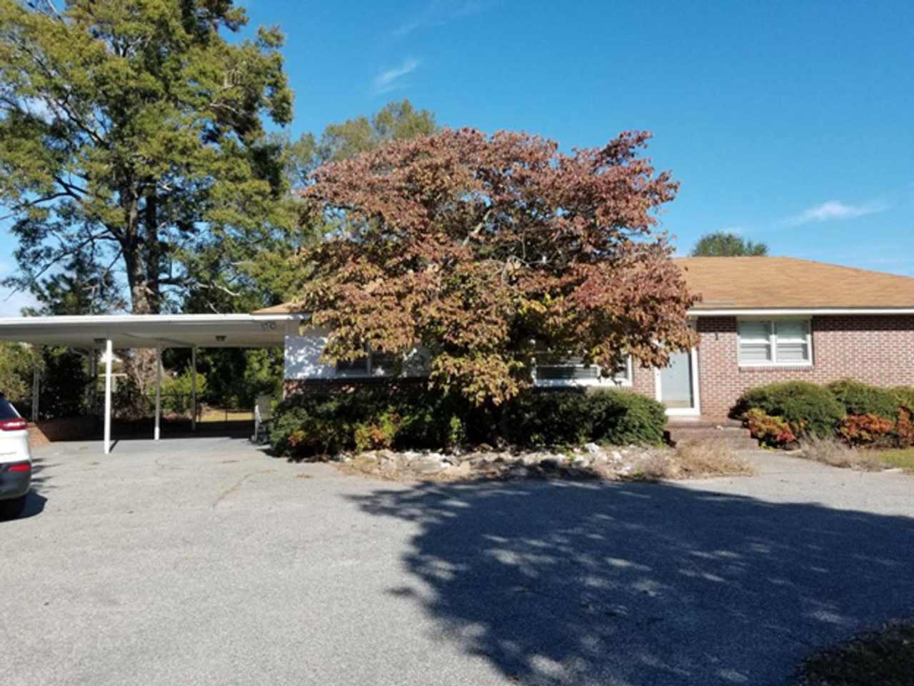 3 bedroom 2 Bath Palmetto Street Florence with extra large patio and office!!