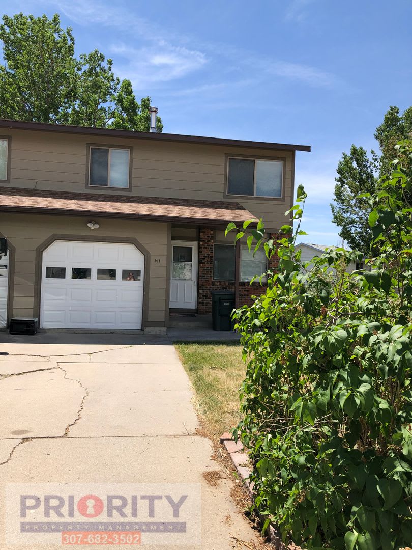 3 Bedroom Townhome with a Garage!