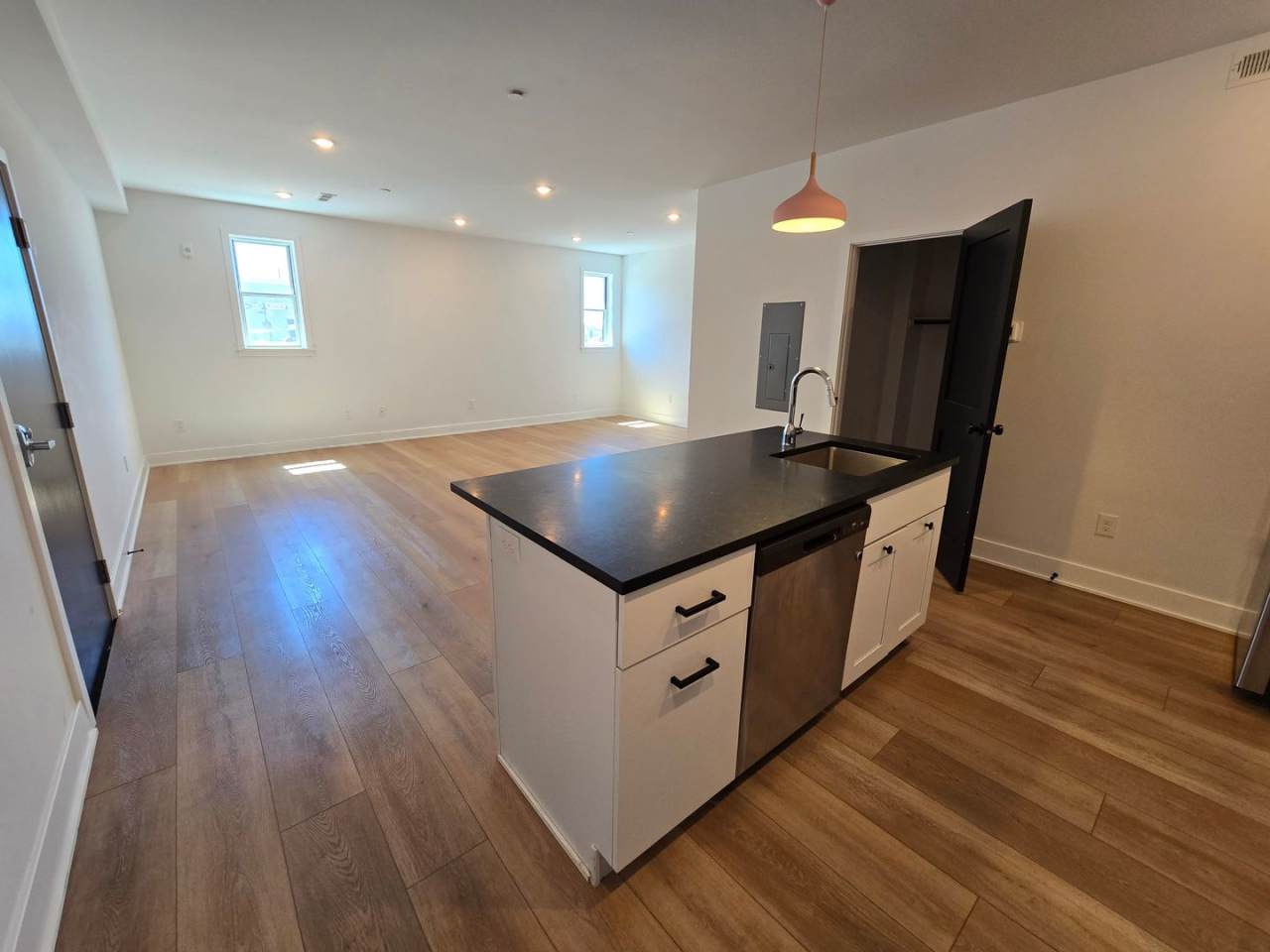 Modern Large 1 BED 1.5 BATH in Port Richmond!