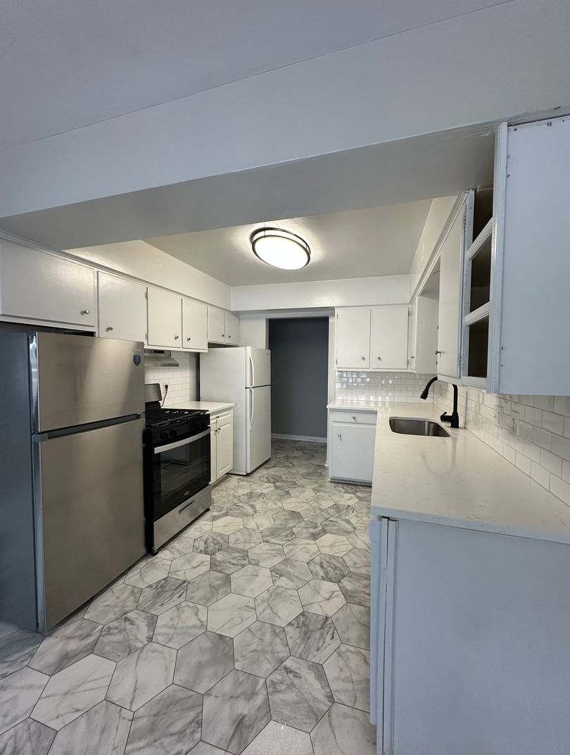 3009 W Michigan - 6 Bedroom/2 Bathroom Unit Near WMU/K College -Fall 2025