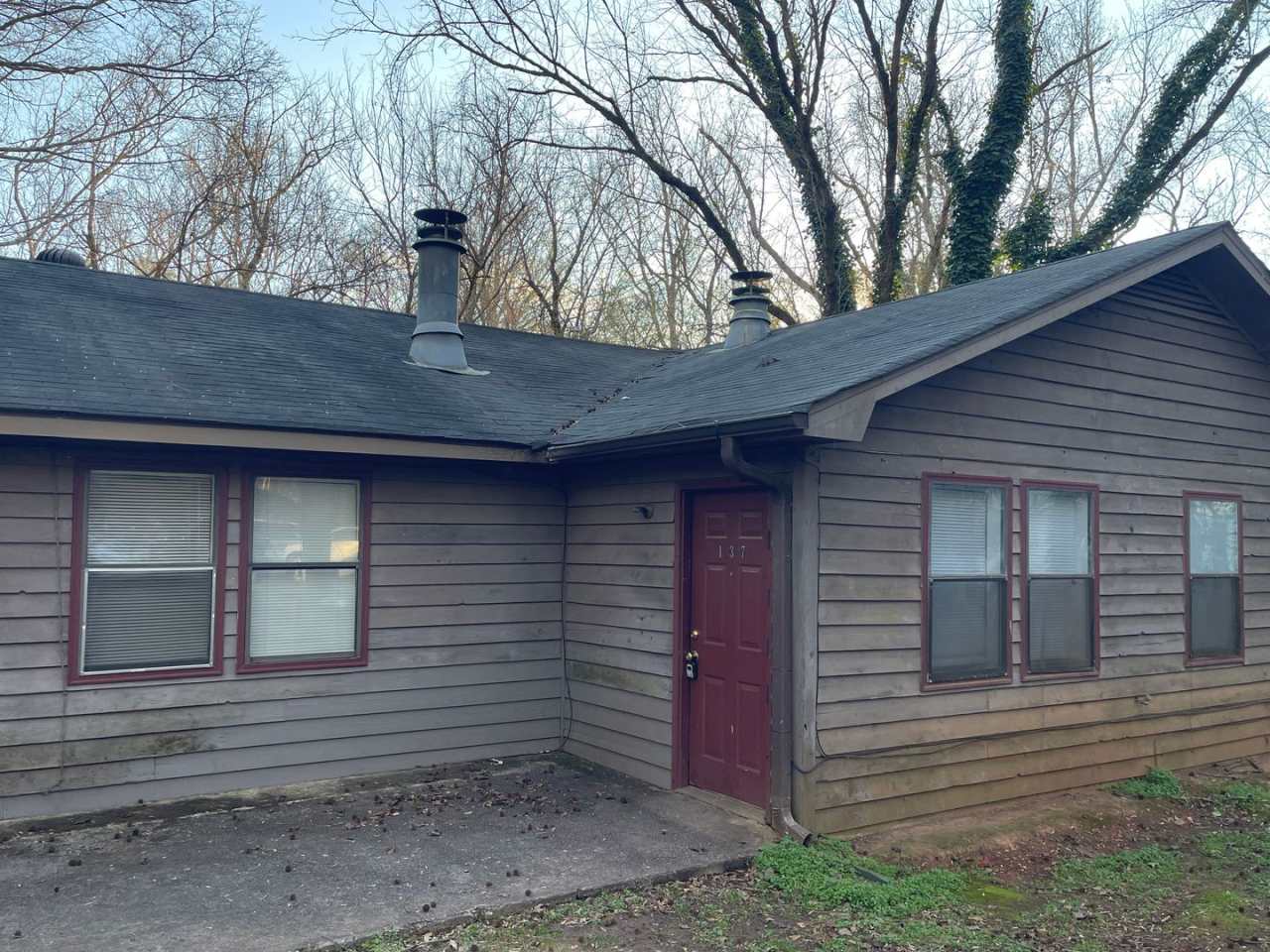 2 bedroom, 1 bath duplex is located on a cul-de-sac near Cedar Shoals High School