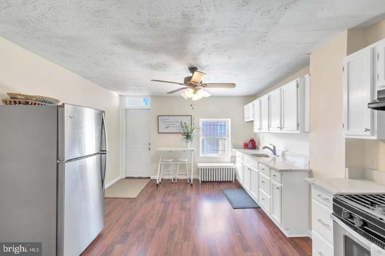 2925 E MONUMENT Street