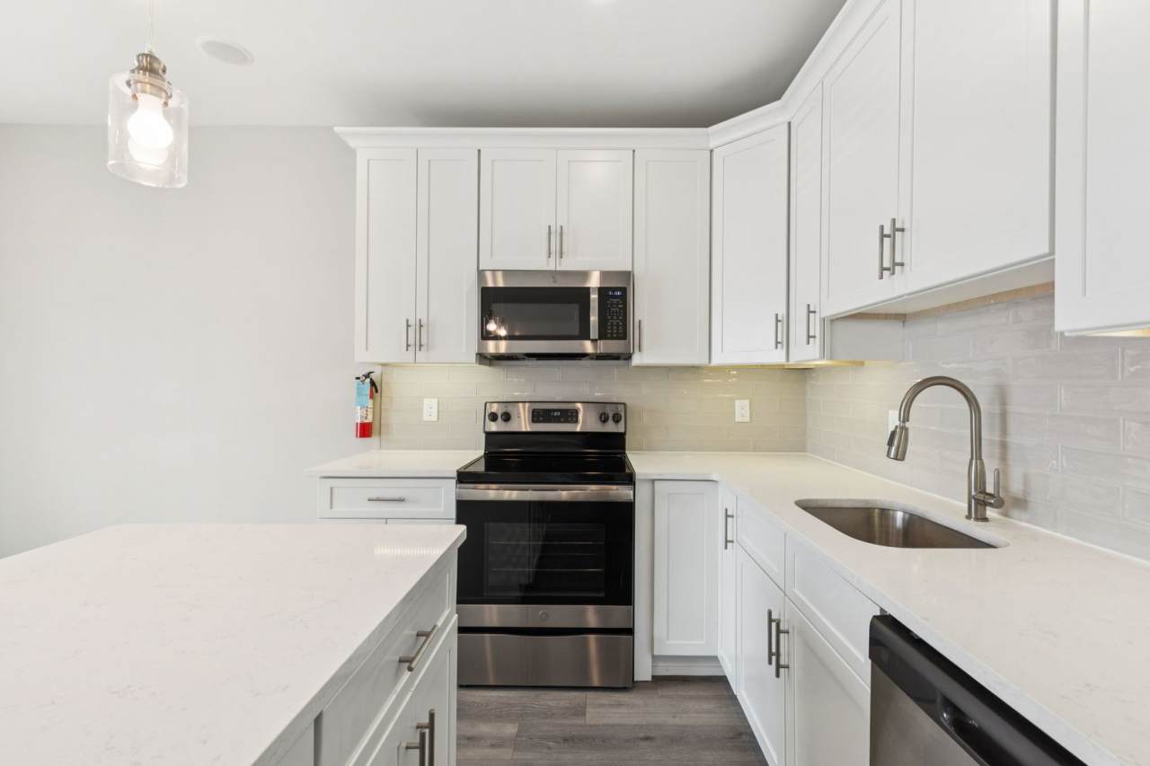 Chic 2-Bedroom Rental with Stunning Rooftop Deck  Modern Amenities in West Kensington!