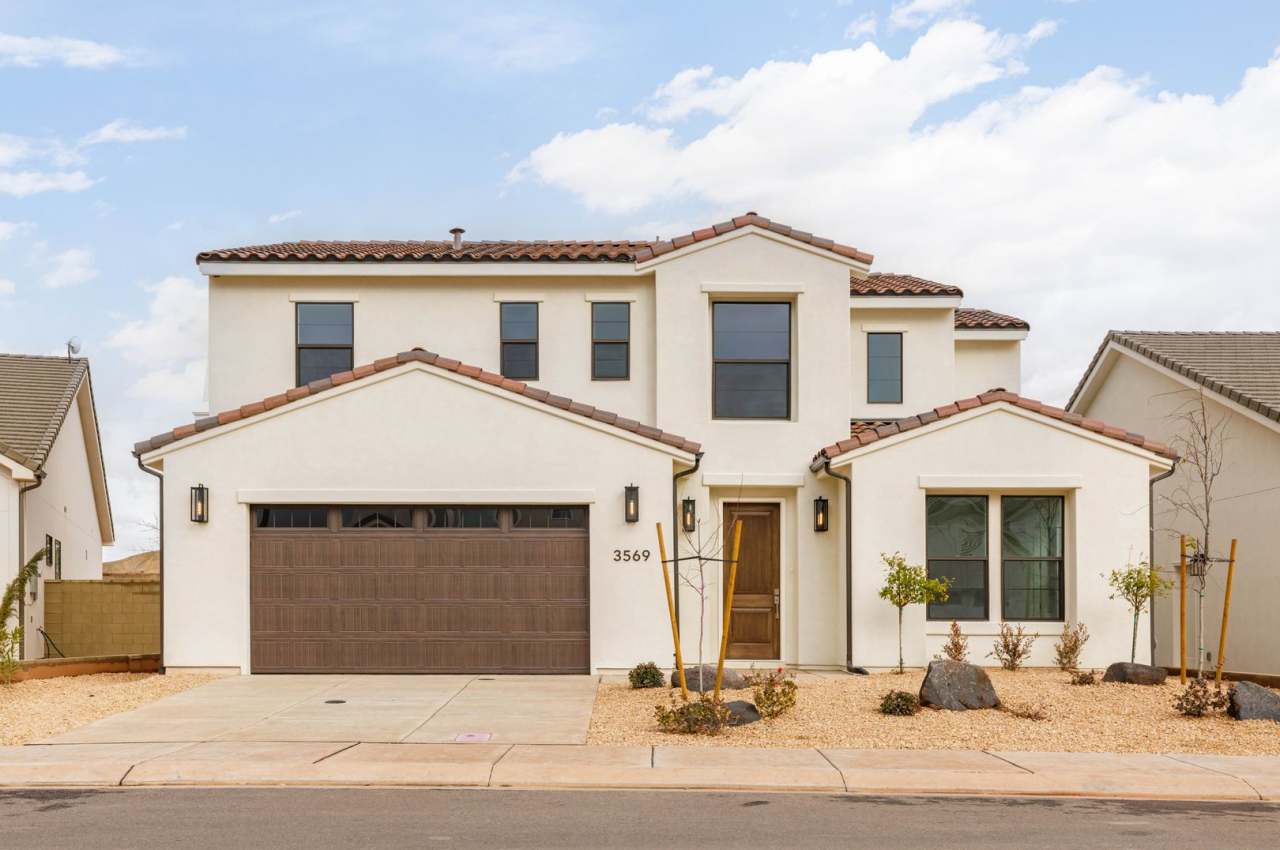 Beautiful New Home with access to community pool