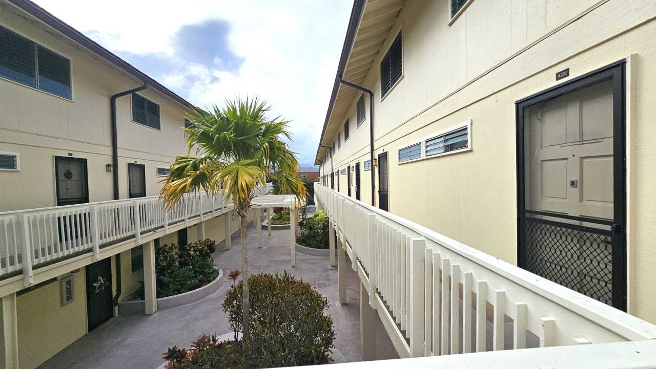 Koolau Vista! Kailua Town convenience. 2 bed, 1.5 bath, 1 covered parking!