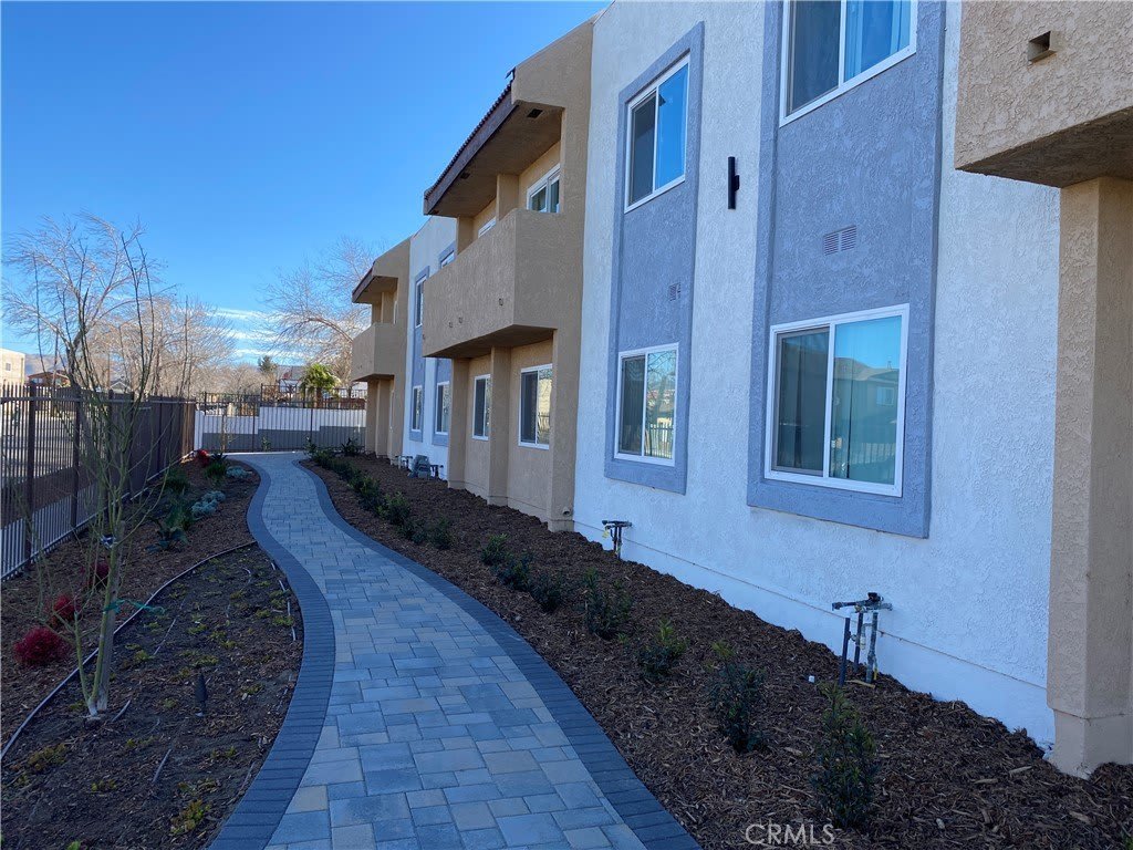 454 E Avenue Q3