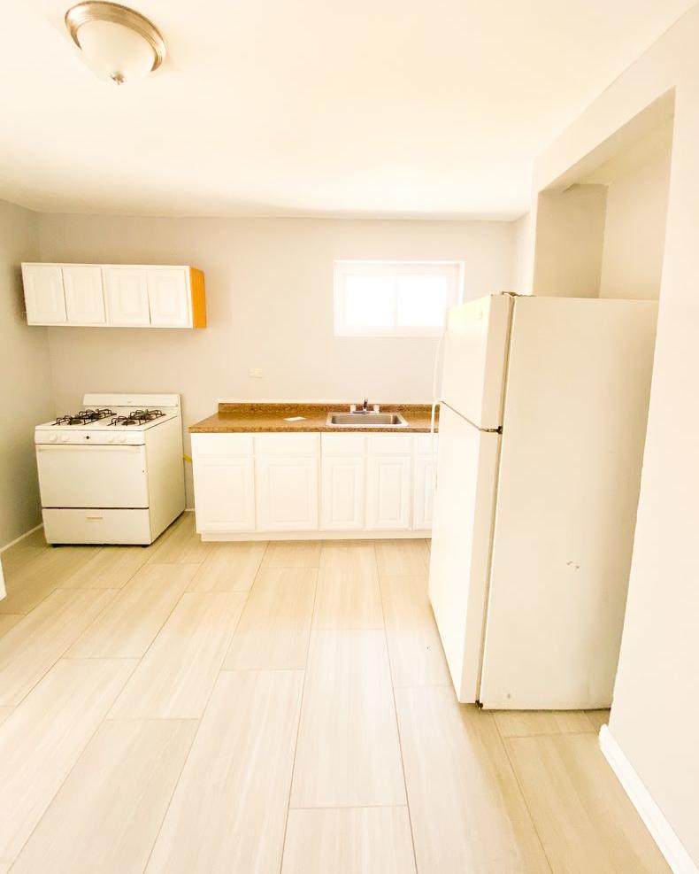 Spacious 2 bed/1 bath Apartment Just South of Cherokee!