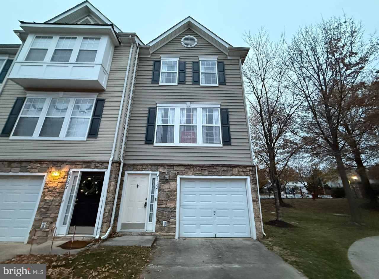 23004 FONTWELL Square