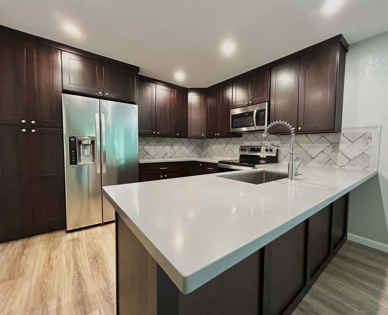 Cozy, Conveniently Located Large One Bedroom Condo!