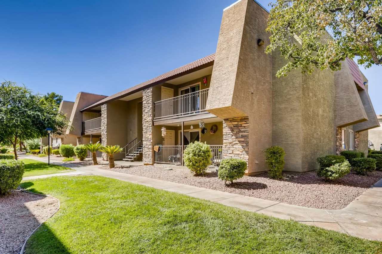 Very SPACIOUS 2nd Story 2 Bedroom Condo near the Strip!