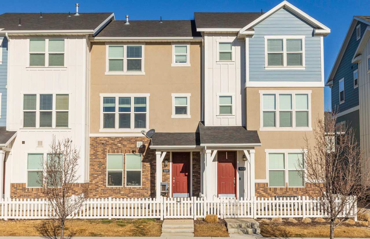 Charming 3-Bedroom Townhome with Stunning Views  Modern Features