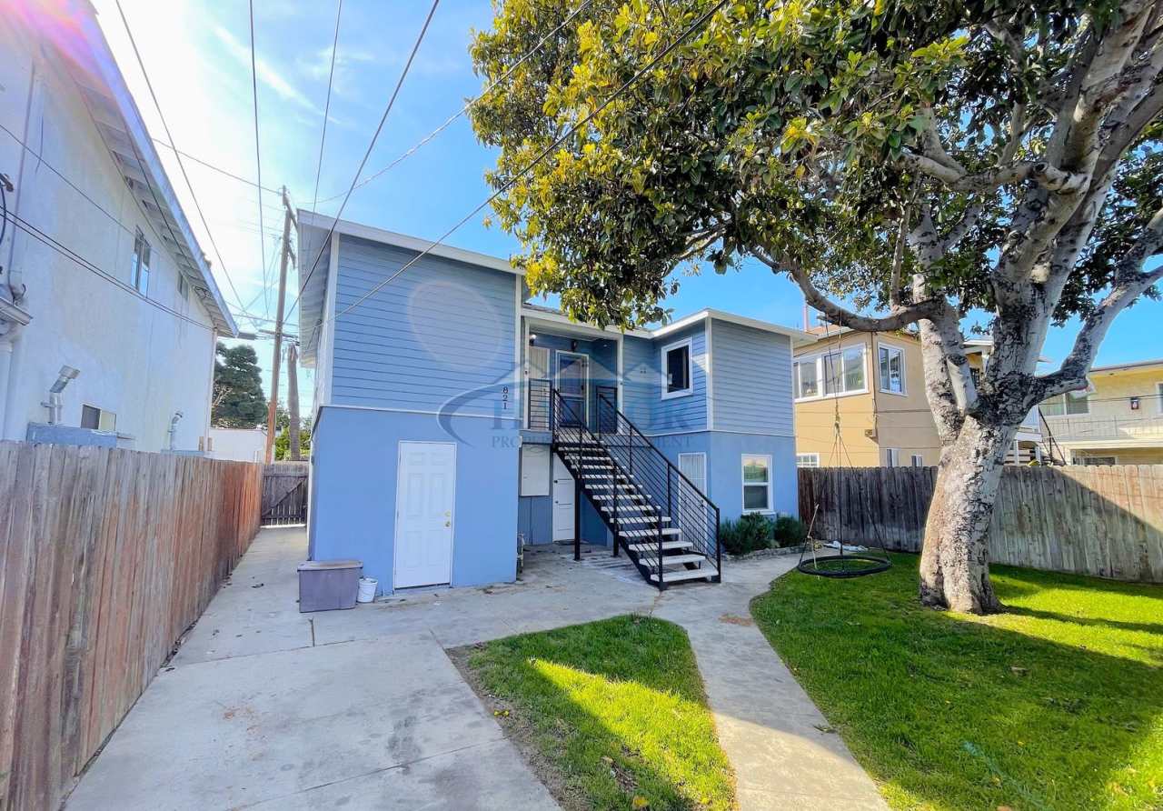 817-821 Amapola Avenue