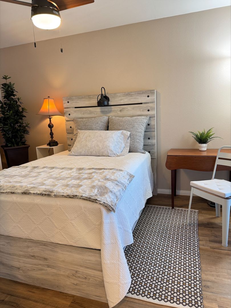 Furnished 2 Bed 1 Ba home in Bonita!