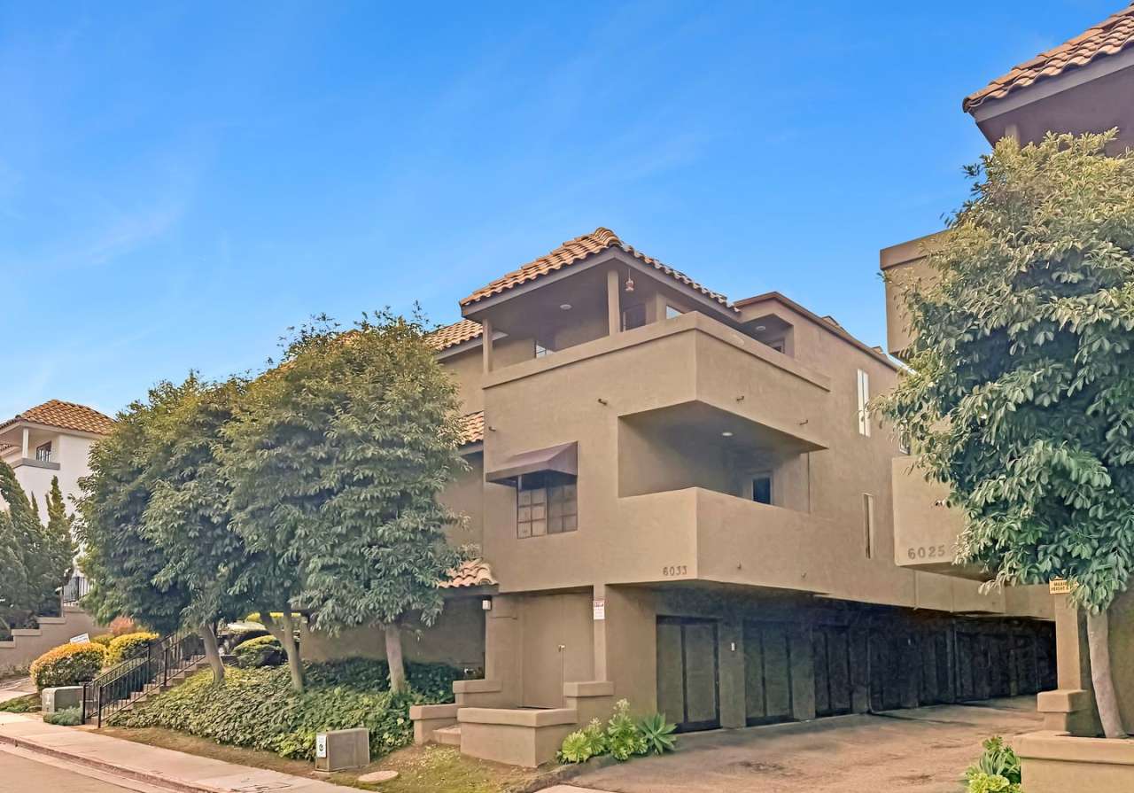 Great 2 bed/2bath condo w/AC, detached garage, and solar!