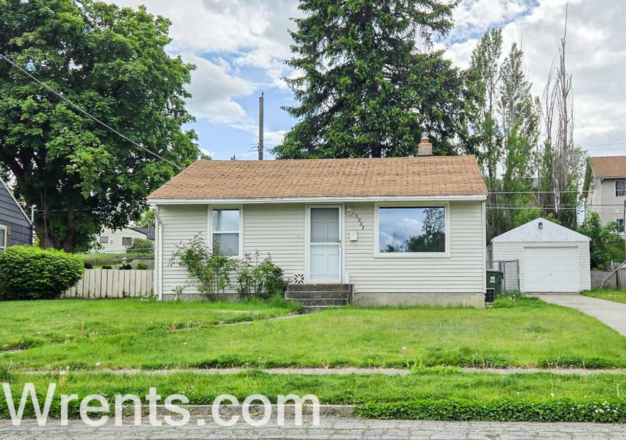 charming 2-bedroom, 1-bathroom ranch-style home + Fenced back yard