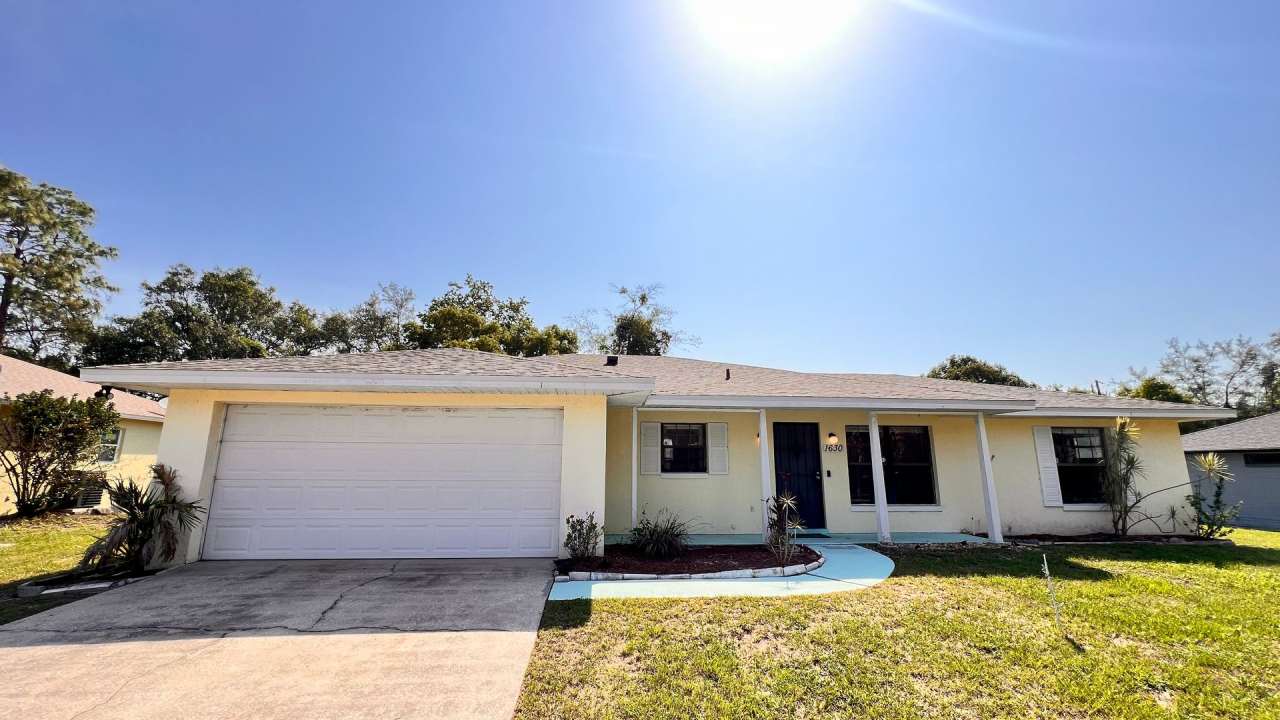 Available NOW! WONDERFUL 3 Bedroom, 2 Bathroom Home in Deltona!!