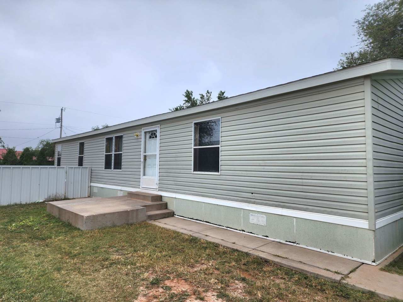 Inviting 3 bedroom 2 bath House with fenced yard