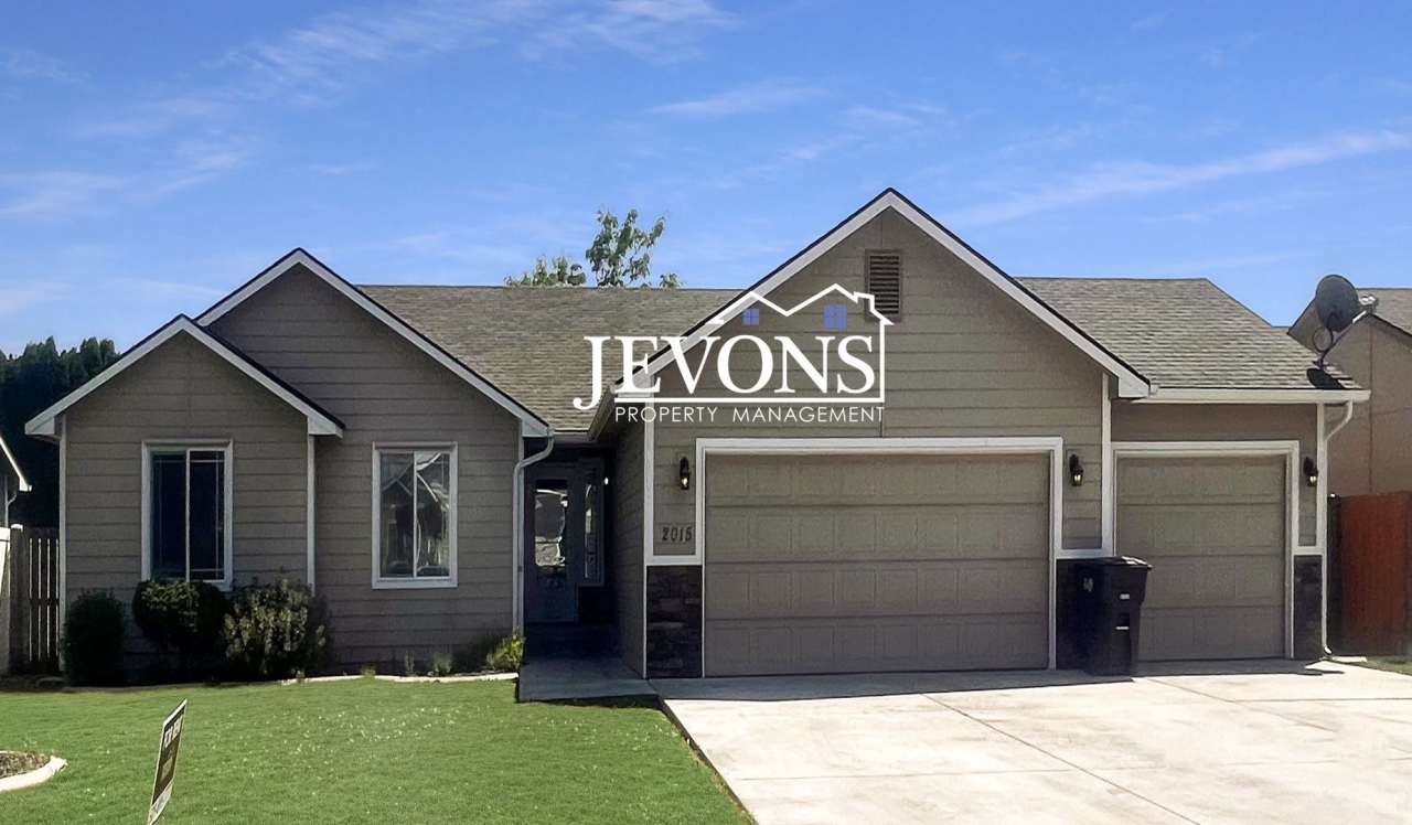 Inviting 3-bedroom single-family home with 3-car garage – Minutes from Yakima Valley College