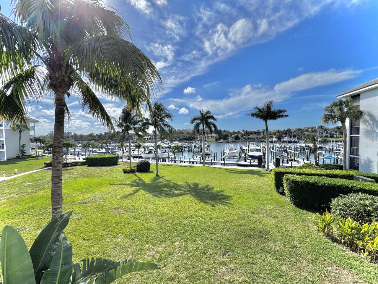 424 Bay Colony Drive N