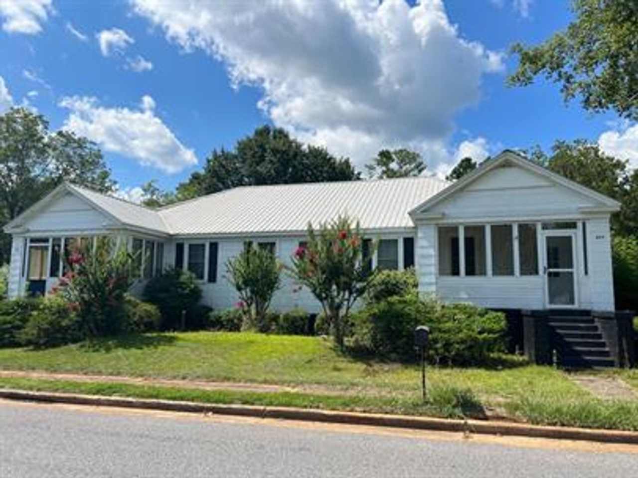 Comfortable 2BR/1BA Talladega Duplex