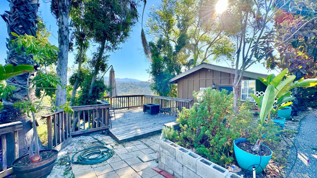 Unique and Rustic Detached Guest Home Unit on Private Country Property Overlooking the Stunning Gird Valley!