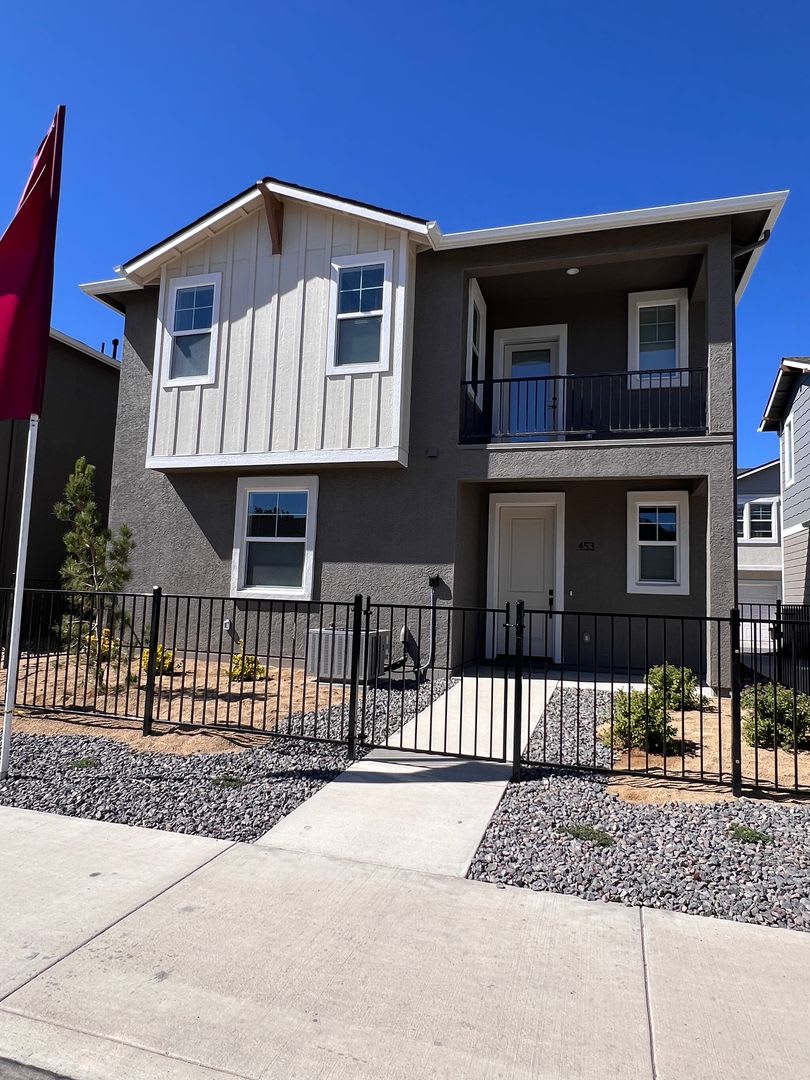 MUST SEE! 2/2.5/2 Townhome in Gardnerville