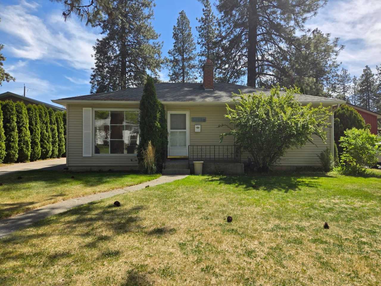 Lovely 2 Bedroom (with 1 bonus room), 2 bath Rancher on the Northside of Spokane.