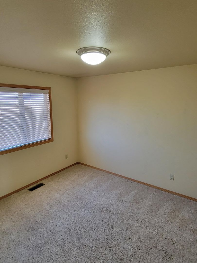 3 Bedroom, 2.5 Bathroom Townhouse: Month- Month Lease