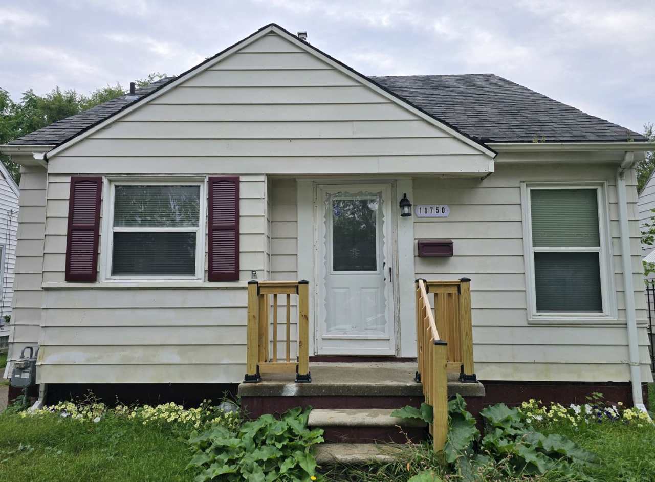 18750 Kingsville 3bed/1bath with formal dining room and nice kitchen Located in Moross-Morang