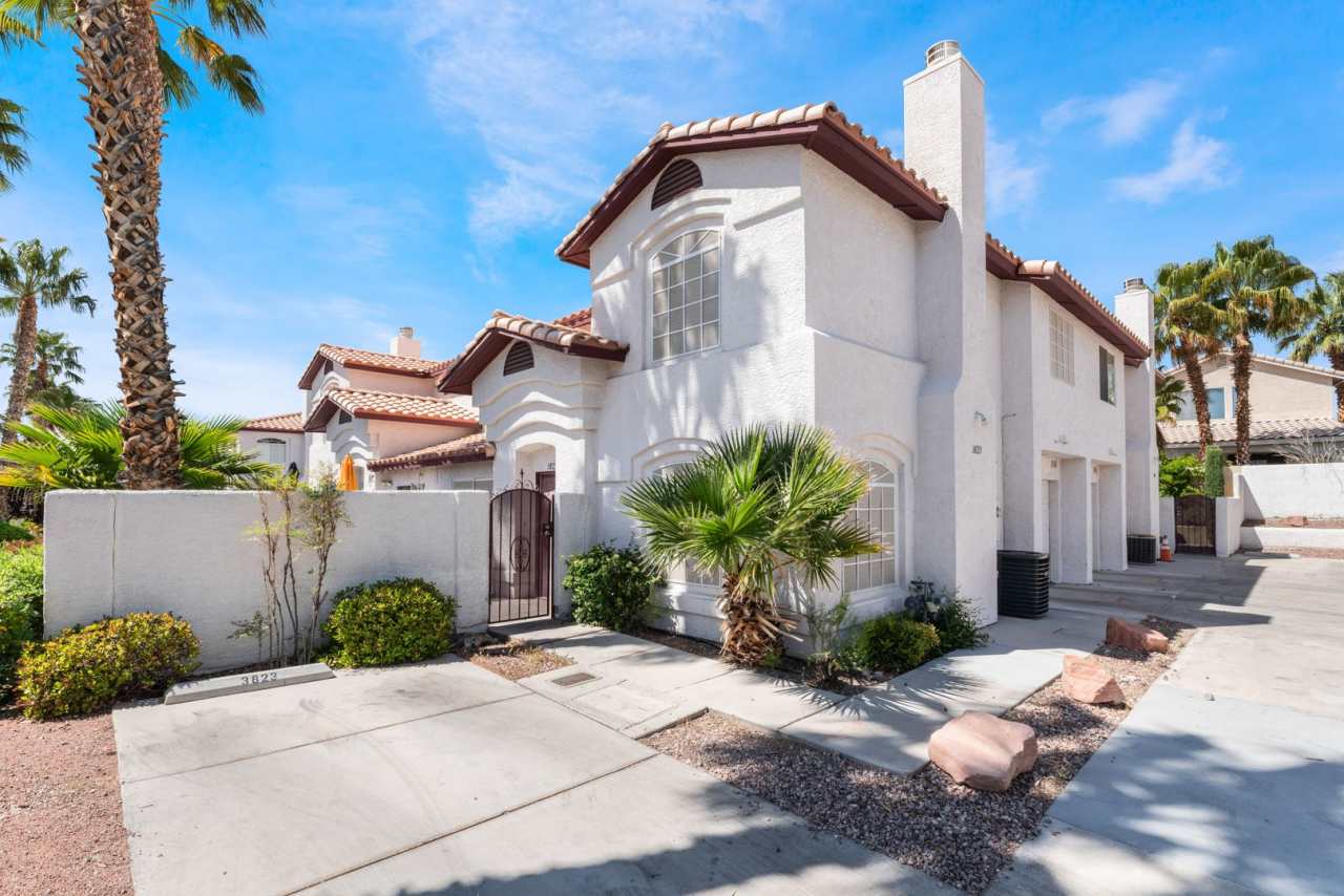 Move in now to this beautiful 2 story 3 bed 2.5 bath townhome near the Lakes area!