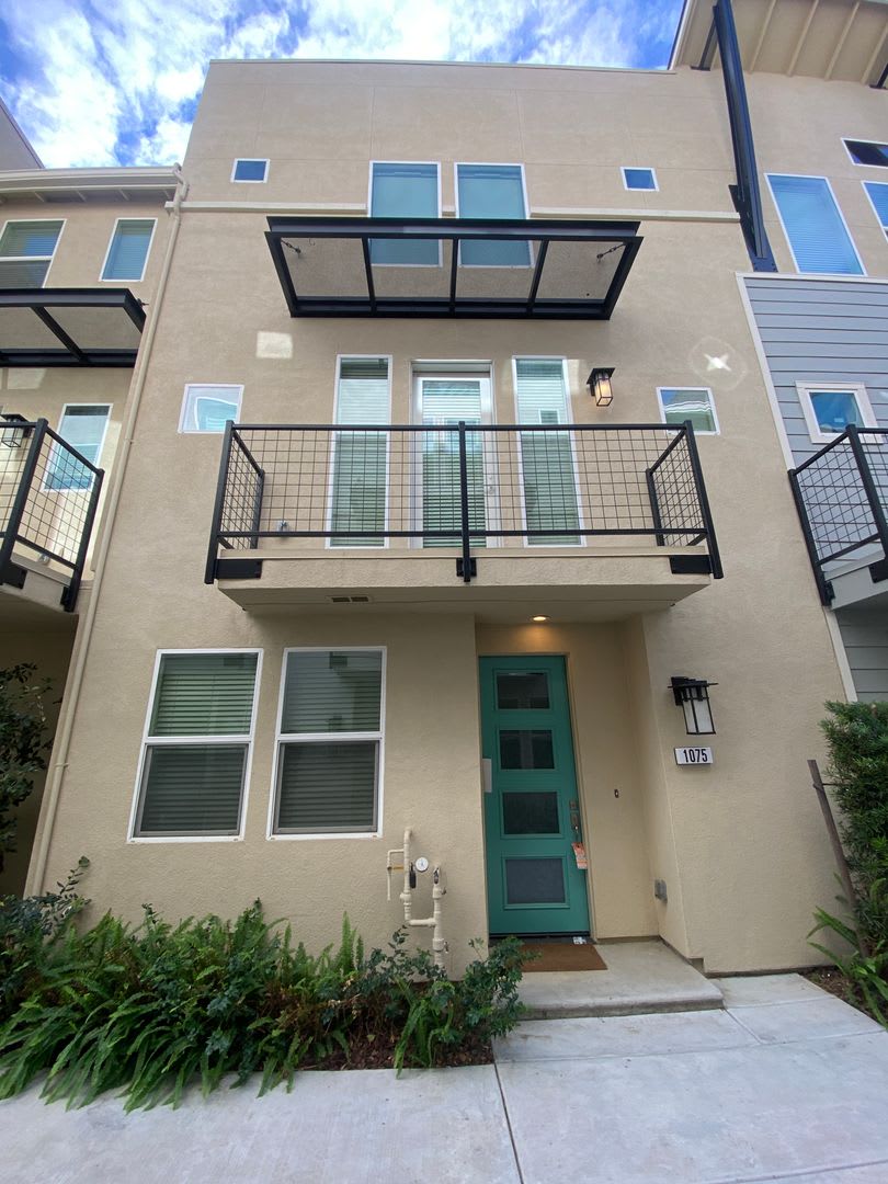 ALMOST NEW, SUPER CLEAN 2 BED, 2.5 BATHS, WOOD FLOORS, STAINLESS STEEL APPLIANCES, CLUBHOUSE WITH POOL