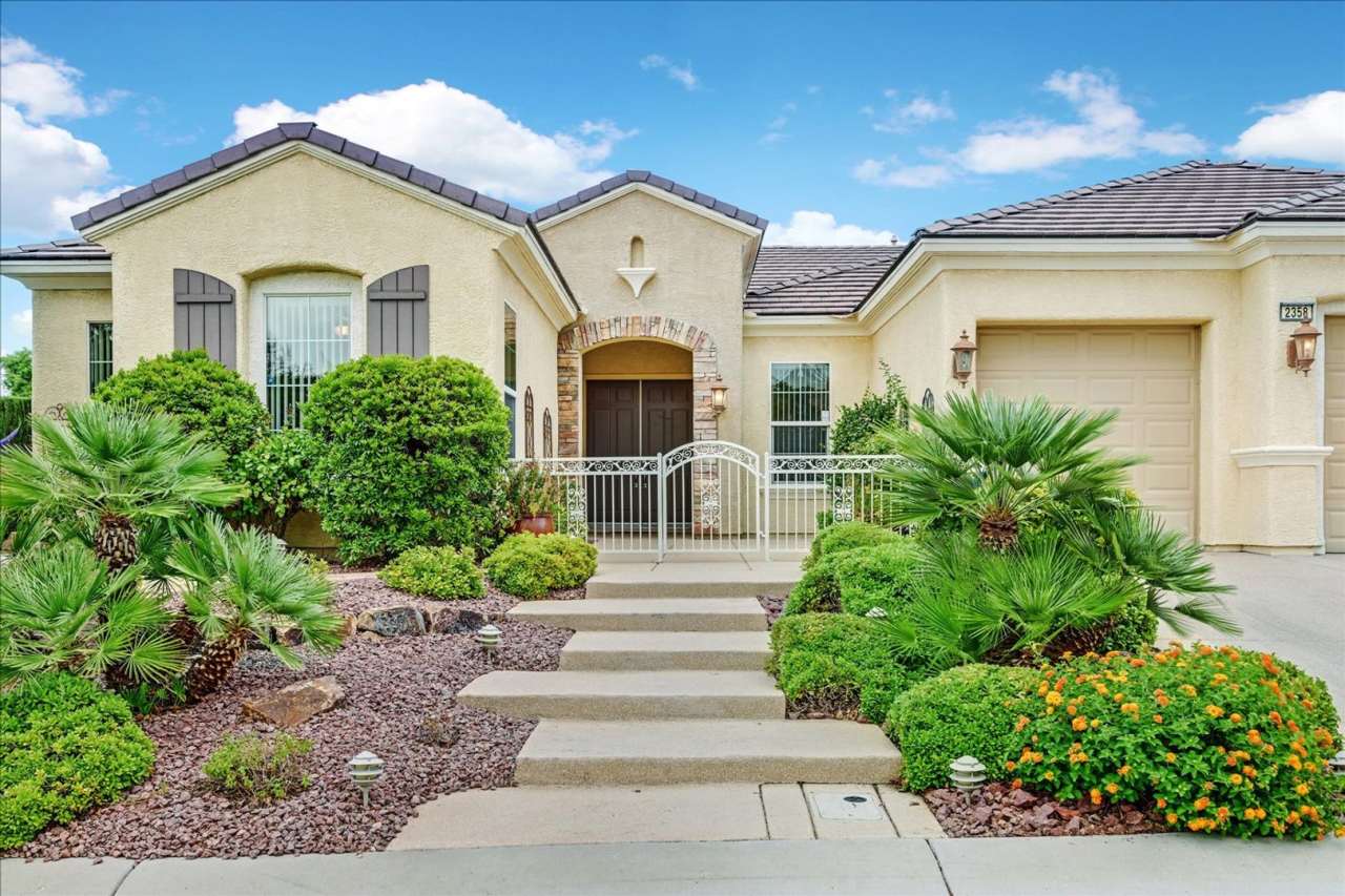 CHARLESTON MODEL W/ 2 BEDROOMS, DEN, 3 BATH  3-CAR GARAGE LOCATED IN 55+ SUN CITY ANTHEM.