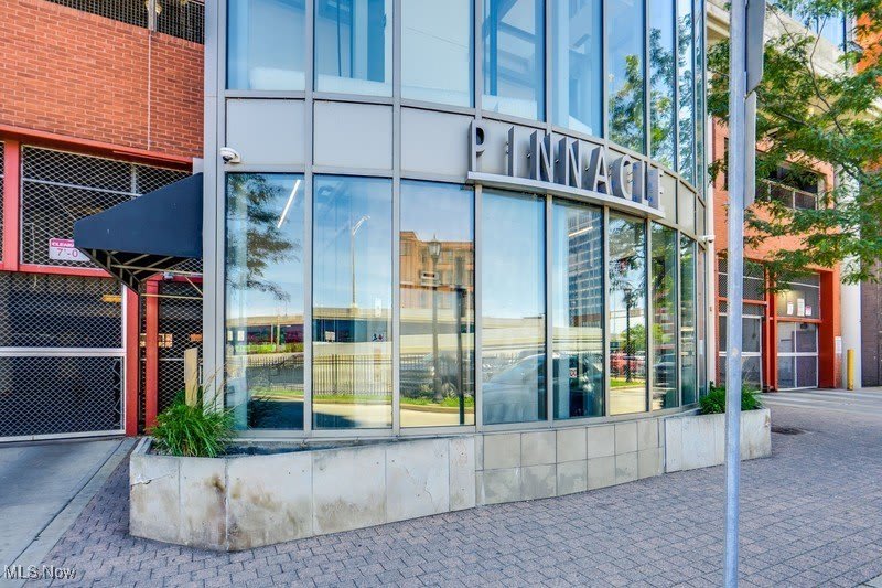 701 W Lakeside Avenue unit: 402