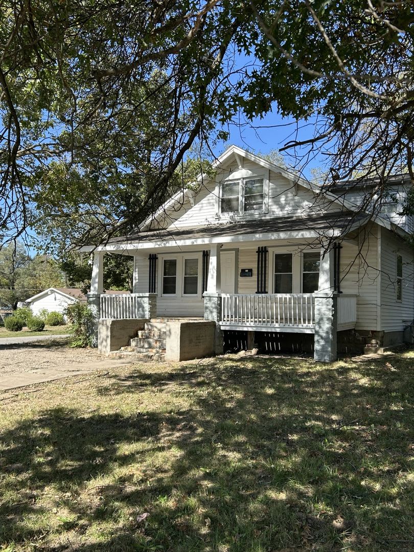 GORGEOUS 4BR/1BA - Large Corner Lot! A MUST SEE!