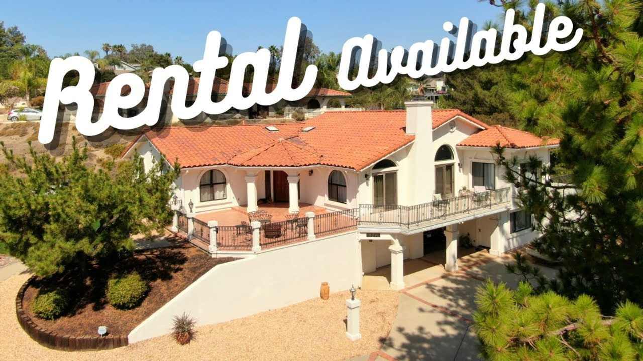 Grand large 4 bedroom home multi level home in quiet golf neighborhood with living space on ground floor - Mid term rental available with addtl cost